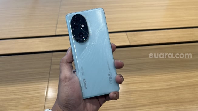 Honor 200 Pro yang akan hadir ke Indonesia. [Suara.com/Dicky Prastya]