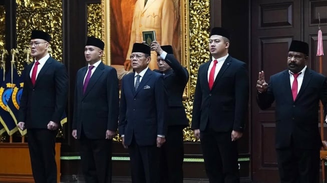 Deddy Corbuzier (kiri) saat mengikuti Upacara Pelantikan Staf Khusus Menhan dan Asisten Khusus Menhan di Aula Bhineka Tunggal Ika Kementerian Pertahanan, Jakarta, Selasa (11/2/2025). [Instagram/dc.kemhan]