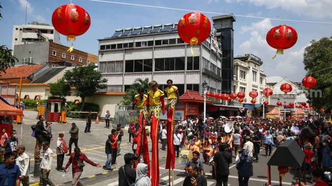 Peserta memainkan Liong saat pawai perayaan Cap Go Meh di Pancoran Chinatown, Glodok, Jakarta Barat, Rabu (13/2/2025). [Suara.com/Alfian Winanto]