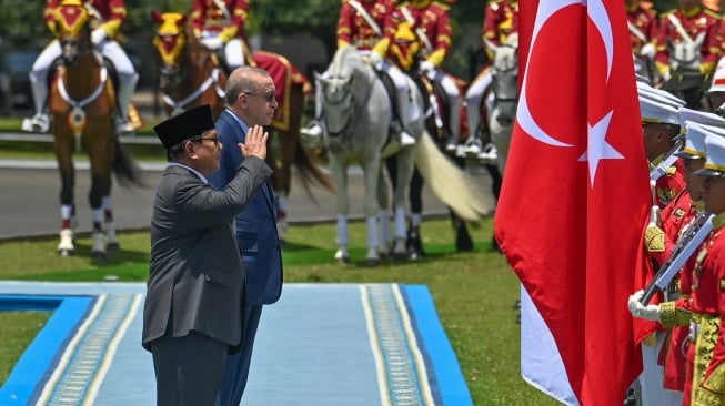 Presiden Prabowo Subianto (kiri) dan Presiden Turki Recep Tayyip Erdogan (kedua kiri) memberikan hormat saat memeriksa pasukan di Istana Bogor, Bogor, Jawa Barat, Rabu (12/2/2025). [ANTARA FOTO/Aditya Pradana Putra/wpa/nz]