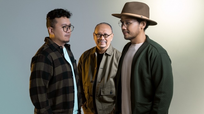 Ebiet G Ade bersama Adera dan Segara. [Musica Studio's]