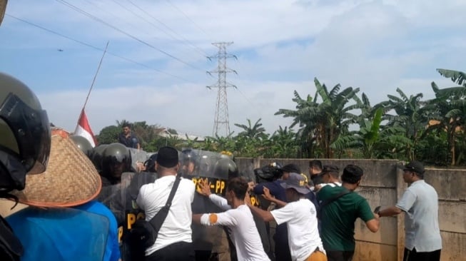 Ricuh! Penggusuran Lahan Pemprov Lampung, Warga Histeris dan Pingsan