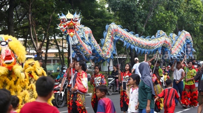 Peserta memainkan Liong saat pawai perayaan Cap Go Meh di Pancoran Chinatown, Glodok, Jakarta Barat, Rabu (13/2/2025). [Suara.com/Alfian Winanto]