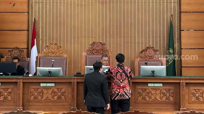 Kuasa hukum Hasto Kristiyanto menyerahkan berkas kesimpulan sidang praperadilan, Rabu (12/2/2025). (Suara.com/Dea)