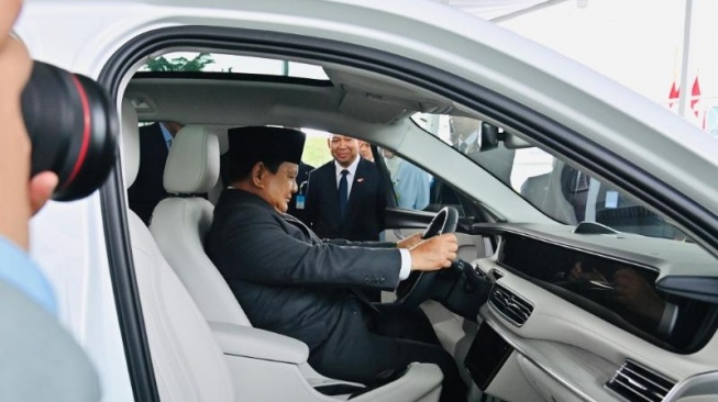 Presiden Prabowo Subianto menjajal mobil listrik Togg T10X dari Presiden Turkiye Recep Tayyip Erdoan di Istana Kepresidenan Bogor, Jawa Barat. (Foto: Laily Rachev - Biro Pers Sekretariat Presiden)