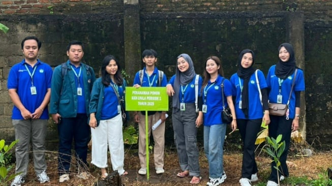 Dukung Go Green! Mahasiswa KKN Unila Tanam Bibit Pohon untuk Lingkungan Hijau