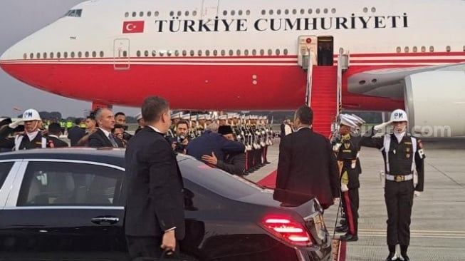 Presiden Turkiye, Recep Tayyip Erdogan, memberikan pelukan hangat untuk Presiden RI Prabowo Subianto sebelum dirinya lepas landas meninggalkan Indonesia melalui Lanud Halim Perdanakusuma, Jakarta Timur. (Suara.com/Novian)