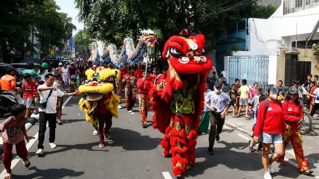 Peserta memainkan Barongsai saat pawai perayaan Cap Go Meh di Pancoran Chinatown, Glodok, Jakarta Barat, Rabu (13/2/2025). [Suara.com/Alfian Winanto]