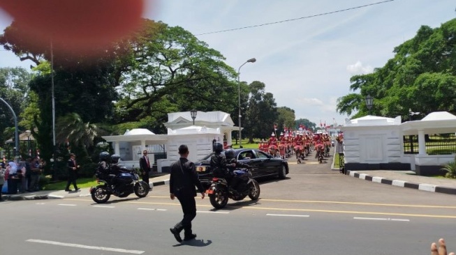 Masyarakat termasuk pelajar SD dan SMP antusias menyambut iring-iringan mobil Presiden Turki Recep Tayyip Erdogan dan Ibu Negara Emine Erdogan di Jalan Harupat, sesaat sebelum memasuki Istana Kepresidenan RI, Kota Bogor, Jawa Barat, Rabu (12/2/2025), untuk kunjungan kenegaraan dan pertemuan bilateral dengan Presiden RI Prabowo Subianto. ANTARA/Arif Firmansyah