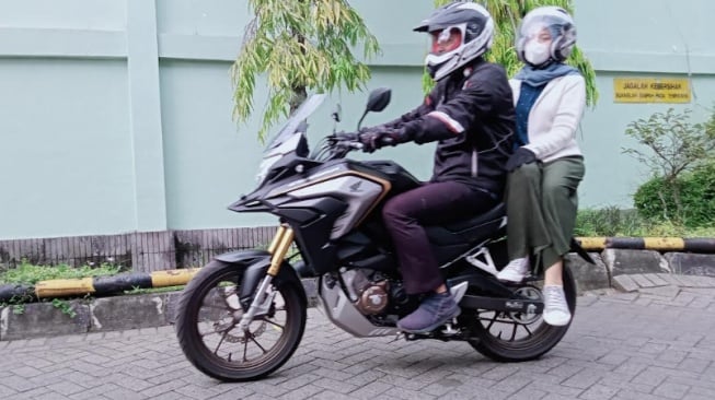 Duduk Menyamping saat Boncengan Motor? Begini Caranya Biar Aman