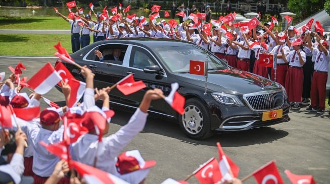 Presiden Turki Recep Tayyip Erdogan melambaikan tangan dari mobil setibanya di Istana Bogor, Bogor, Jawa Barat, Rabu (12/2/2025). [ANTARA FOTO/Aditya Pradana Putra/wpa/nz]