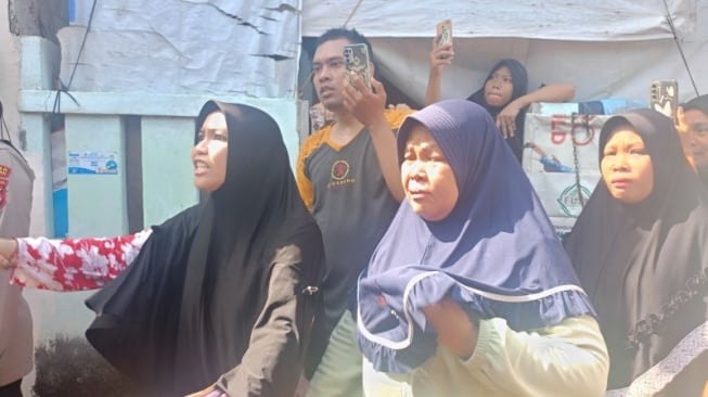 Warga yang rumahnya terkena gusur, Risa (36) dan Suprapti (58) di Jalan Dokter Sumarno, Pulogebang, Cakung, Jakarta Timur, Rabu (12/2/2025). ANTARA/Siti Nurhaliza