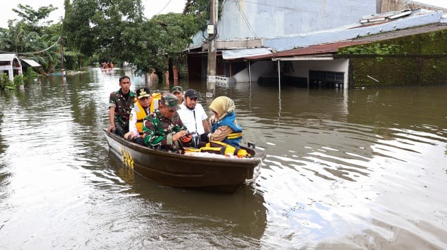 Penjabat (Pj) Gubernur Sulawesi Selatan Fadjry Djufry (kedua kiri) berada di atas perahu saat meninjau kondisi banjir di Perumnas Antang, Makassar, Sulawesi Selatan, Rabu (12/2/2025). [ANTARA FOTO/Arnas Padda/foc]