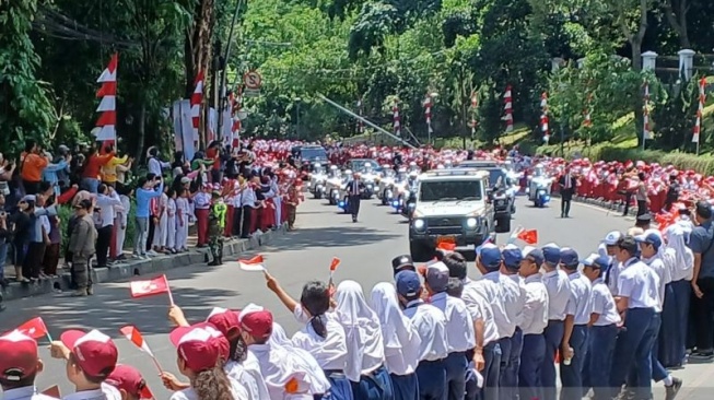 Berbaris di Sepanjang Jalan Pajajaran, Masyarakat dan Pelajar Kota Bogor Sambut Kedatangan Presiden Turki