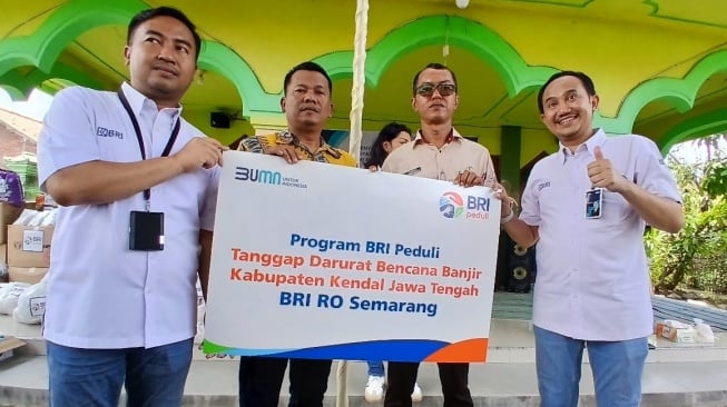 Penyerahan simbolis bantuan korban banjir di Kendal pada Selasa (11/2/2025). [Suara.com/Budi Arista]