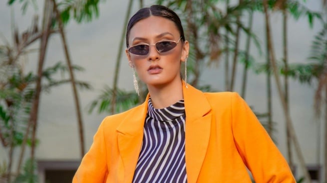 Wanita memakai baju oranye atau baju orange. [pexels.com]