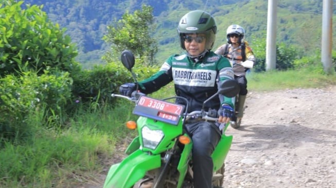 Bupati Bandung Dadang Supriatna saat meninjau jalan rusak di Jalan Kendeng-Dewata-Londok di Desa Sugihmukti Kecamatan Pasirjambu, Kabupaten Bandung, Jawa Barat, Rabu (12/2/2025). (ANTARA/Rubby Jovan)