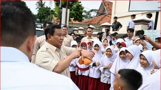 Prabowo Cek Tugas Siswa SDN Bogor Saat Tinjau MBG Panen Komentar Positif