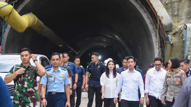 Wakil Presiden Gibran Rakabuming Raka (keempat kanan) didampingi istri Selvi Gibran Rakabuming Raka (kelima kanan) dan Wali Kota Samarinda Andi Harun (ketiga kanan) seusai mengunjungi proyek terowongan dari sisi Jalan Sultan Alimudin, Samarinda, Kalimantan Timur, Rabu (12/2/2025). [ANTARA FOTO/M Risyal Hidayat/nym]