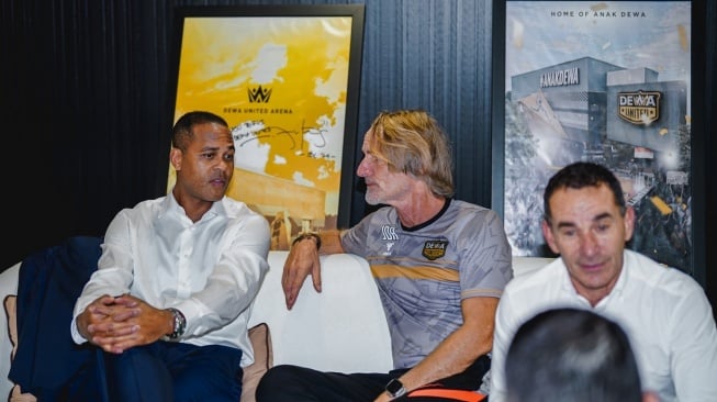 Pelatih Timnas Indonesia Patrick Kluivert saat mengunjungi markas Dewa United (Dok. Dewa United).