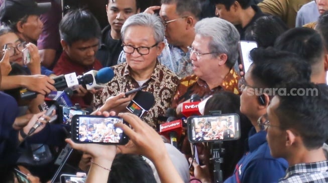 Tim hukum Hasto Kristiyanto memberikan pernyataan pers usai sidang putusan gugatan praperadilan di Pengadilan Negeri Jakarta Selatan, Kamis (13/2/2025). [Suara.com/Alfian Winanto]