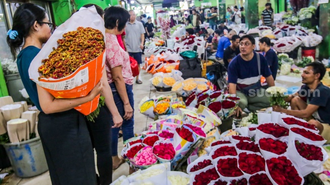 Pengunjung memilih bunga di Pasar Bunga Rawa Belong, Jakarta, Kamis (13/2/2025). [Suara.com/Alfian Winanto]