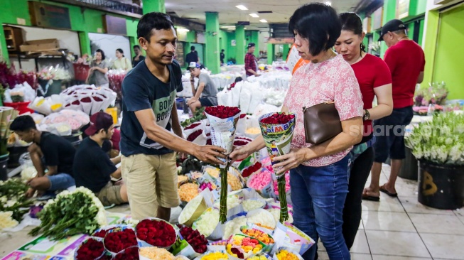 Pengunjung memilih bunga di Pasar Bunga Rawa Belong, Jakarta, Kamis (13/2/2025). [Suara.com/Alfian Winanto]