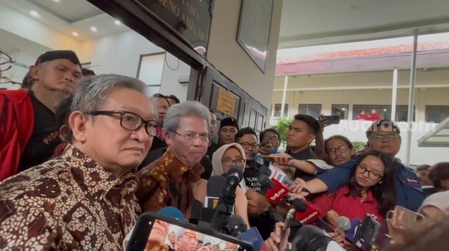 Tim pengacara Sekjen PDP Hasto Kristiyanto mengaku kecewa gugatan praperadilan ditolak oleh Hakim PN Jakarta Selatan. (Suara.com/Dea)