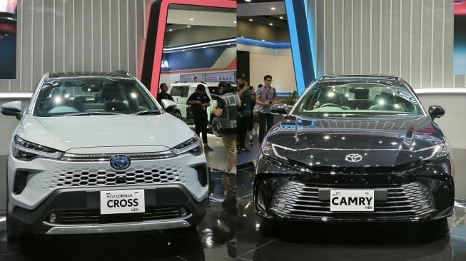 PT Toyota Astra Motor meluncurkan Camry Hybrid dan Corolla Cross Hybrid di arena GIIAS 2025 pada Kamis (13/2/2025). [Suara.com/Liberty Jemadu]