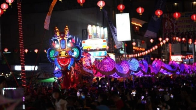 Karnaval Naga Bersinar Meriahkan Cap Go Meh 2576 di Pontianak