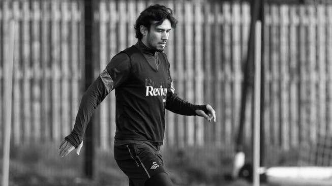 Pemain Timnas Indonesia, Nathan Tjoe-A-On berlatih bersama Swansea City. [Dok. IG/@/nathantjoeaon]