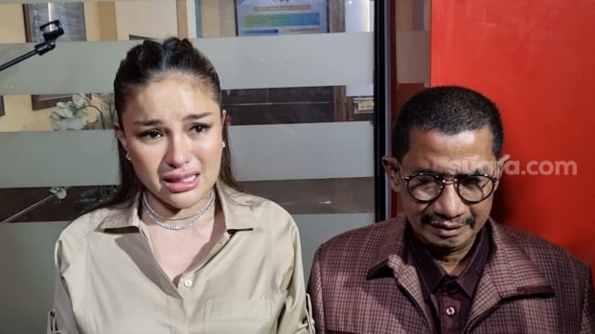 Nikita Mirzani menangis bahagia saat bicara tentang Vadel Badjideh yang resmi jadi tersangka kasus asusila terhadap Laura Meizani alias Lolly, ditemui di Polres Metro Jakarta Selatan, Kamis (13/2/2025). [Adiyoga Priyambodo/Suara.com]