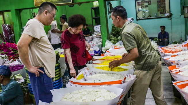 Pengunjung memilih bunga di Pasar Bunga Rawa Belong, Jakarta, Kamis (13/2/2025). [Suara.com/Alfian Winanto]