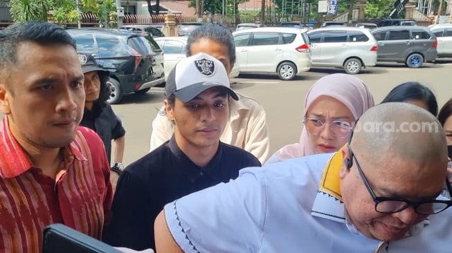 Vadel Badjideh didampingi Razman Arif Nasution di Polres Metro Jakarta Selatan, Kamis (13/2/2025). [Suara.com/Adiyoga Priyambodo]