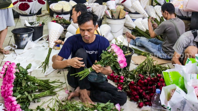 Pengunjung memilih bunga di Pasar Bunga Rawa Belong, Jakarta, Kamis (13/2/2025). [Suara.com/Alfian Winanto]