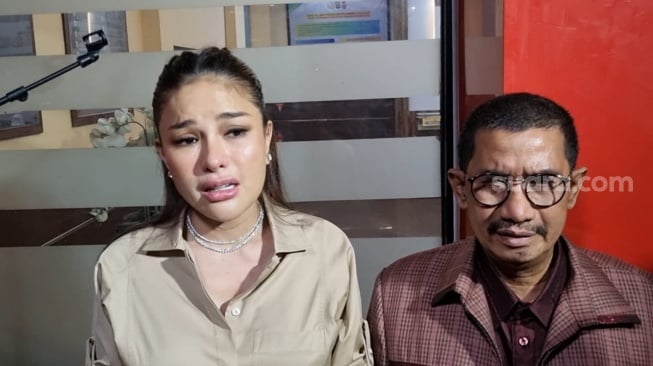 Nikita Mirzani menangis bahagia saat bicara tentang Vadel Badjideh yang resmi jadi tersangka kasus asusila terhadap Laura Meizani alias Lolly, ditemui di Polres Metro Jakarta Selatan, Kamis (13/2/2025). [Adiyoga Priyambodo/Suara.com]