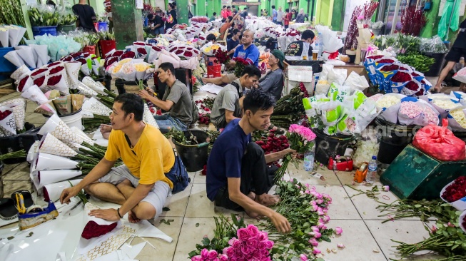 Pengunjung memilih bunga di Pasar Bunga Rawa Belong, Jakarta, Kamis (13/2/2025). [Suara.com/Alfian Winanto]