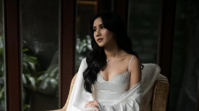 Pesona Wedding Robe Shenina Cinnamon: Elegansi Minimalis Karya Hian Tjen (Instagram)