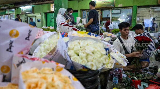 Pengunjung memilih bunga di Pasar Bunga Rawa Belong, Jakarta, Kamis (13/2/2025). [Suara.com/Alfian Winanto]