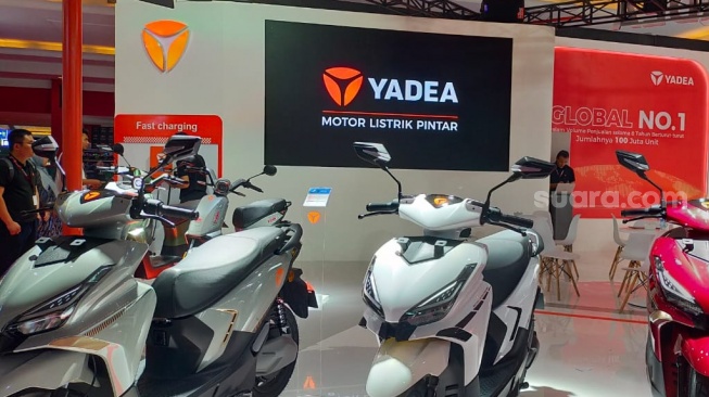 Bertema "Go Electric, Go Smart", Yadea meluncurkan motor listrik Yadea Velax dan sepeda listrik Yadea Vekoo di Indonesia International Motor Show (IIMS) 2025, Jakarta International Expo, Kemayoran Jakarta (13/2/2025) (Suara.com/CNR ukirsari)