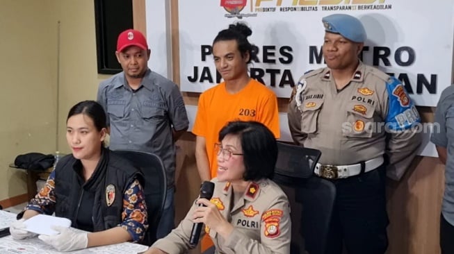 Vadel Badjideh diperkenalkan sebagai tersangka kasus tindak asusila terhadap Laura Meizani di Mapolres Metro Jakarta Selatan, Jumat (14/2/2025). [Suara.com/Adiyoga Priyambodo]