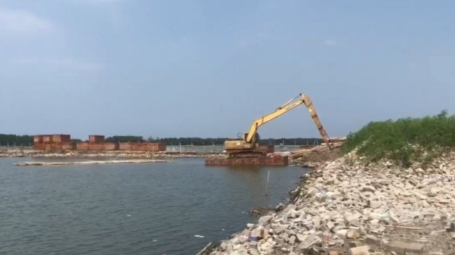 Sempat Terhenti Sehari, Pembongkaran Pagar Laut Paljaya Bekasi Kembali Dilanjutkan