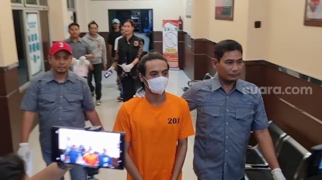 Vadel Badjideh diperkenalkan sebagai tersangka kasus tindak asusila terhadap Laura Meizani di Mapolres Metro Jakarta Selatan, Jumat (14/2/2025). [Suara.com/Adiyoga Priyambodo]