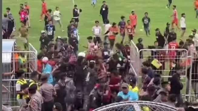 Kerusuhan setelah laga Persekabpas Pasuruan melawan Tornado FC dalam babak 6 Besar Liga Nusantara di Stadion R Soedarsono, Bangil, Kamis (13/2/2025). [Instagram @nusaliga]