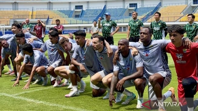 Skuad Persib Bandung saat menggelar latihan jelang lawan Persija Jakarta di Stadion GBLA, Kota Bandung, Jawa Barat, Kamis (13/2/2025). (ANTARA/Rubby Jovan)