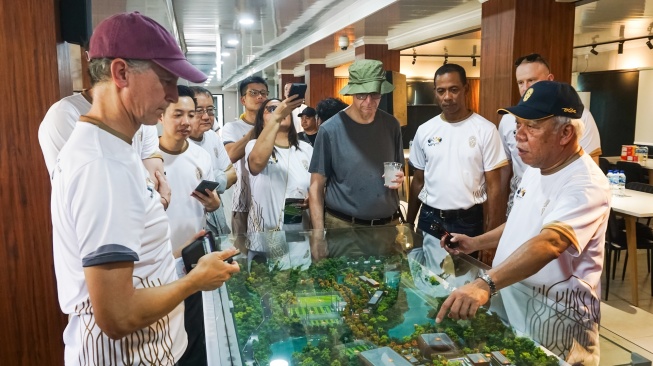 Kepala Otorita Ibu Kota Nusantara (OIKN) Basuki Hadimuljono (kanan) menjelaskan maket pembangunan Training Center PSSI kepada sejumlah delegasi luar negeri pada kegiatan Nusantara International Partner Visit (NIPV) di Ibu Kota Nusantara (IKN), Penajam Paser Utara, Kalimantan Timur, Jumat (14/2/2025). [ANTARA FOTO/Aditya Nugroho/mrh/tom]