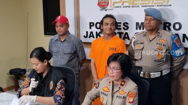 Vadel Badjideh diperkenalkan sebagai tersangka kasus tindak asusila terhadap Laura Meizani di Mapolres Metro Jakarta Selatan, Jumat (14/2/2025). [Suara.com/Adiyoga Priyambodo]