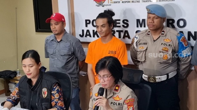 Vadel Badjideh diperkenalkan sebagai tersangka kasus tindak asusila terhadap Laura Meizani di Mapolres Metro Jakarta Selatan, Jumat (14/2/2025). [Suara.com/Adiyoga Priyambodo]