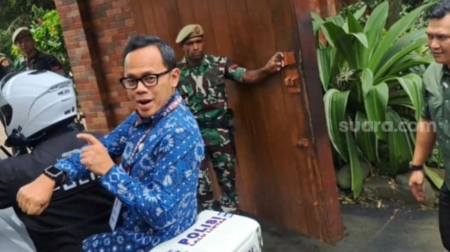 Wakil Menteri Dalam Negeri Bima Arya menumpang sepeda motor Patwal saat datang ke kediaman pribadi Presiden Prabowo, Hambalang, Bogor. (Suara.com/Novian)