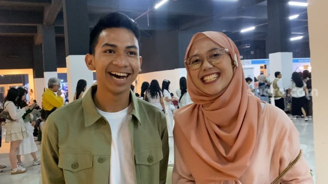 Nadin dan Denta, guru dan murid bimbel yang kompak nonton bareng konser Niki di Beach City International Stadium (BCIS), Ancol, Jakarta Utara, Jumat (14/2/2025). [Suara.com/Tiara Rosana]